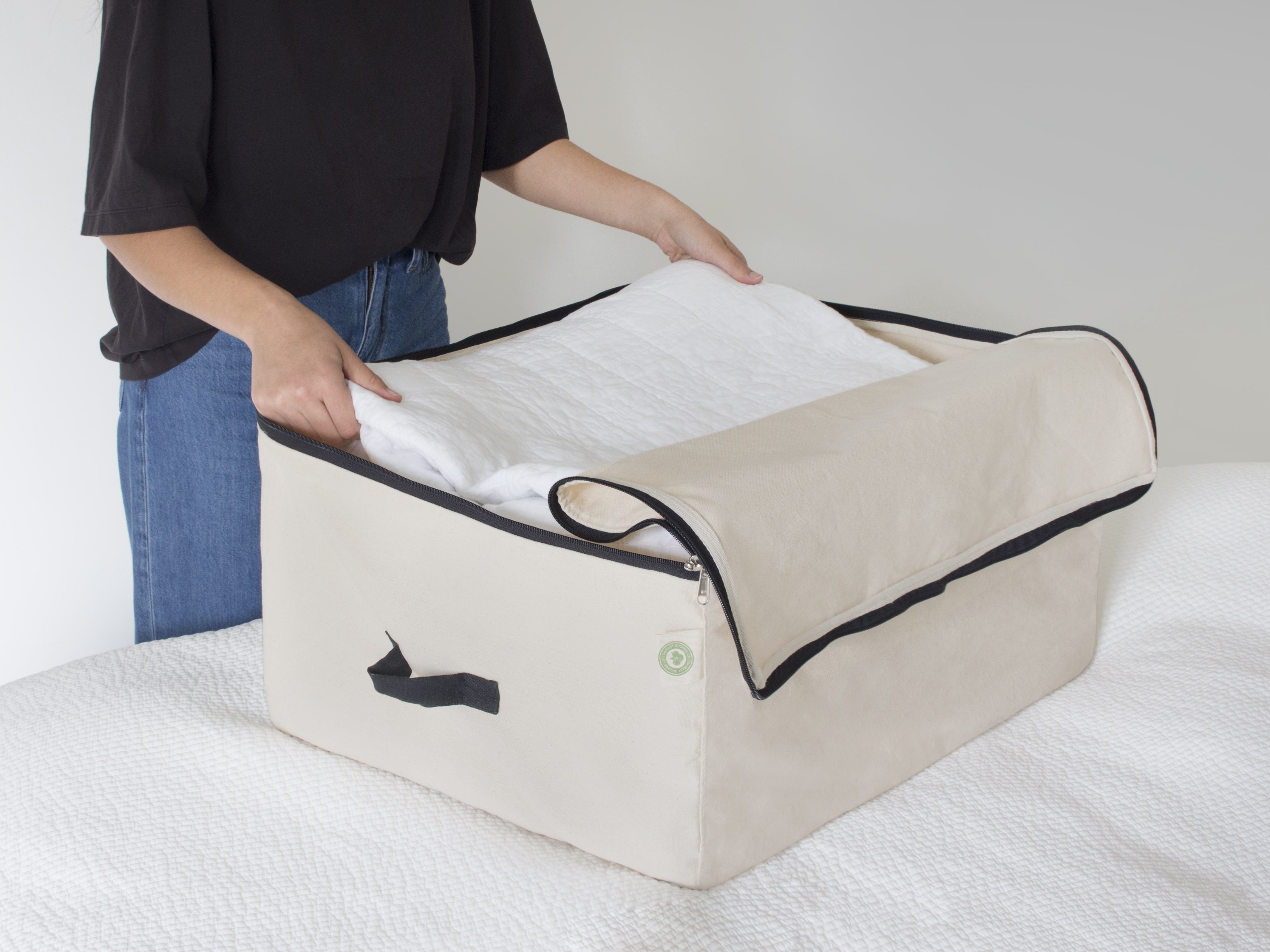 https://www.organiccottonmart.com/cdn/shop/files/comforter-storage-bags_4258x.jpg?v=1696090583